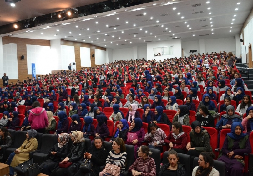 Madde bağımlılığının zararları tiyatro oyunuyla anlattı