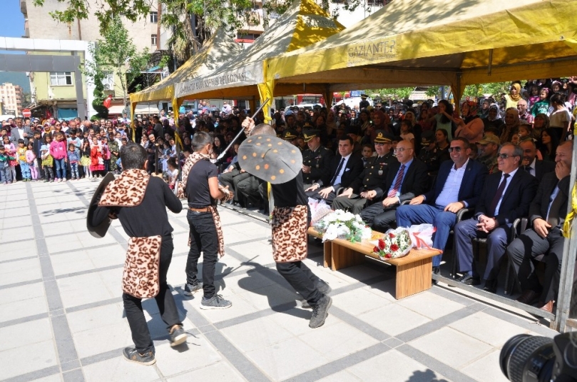 Gösteriyi unutup paralara hücum ettiler