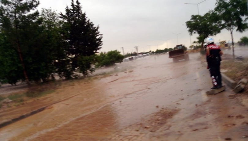 Gaziantep-Kilis   karayolu aşırı yağış nedeniyle sular altında kaldı