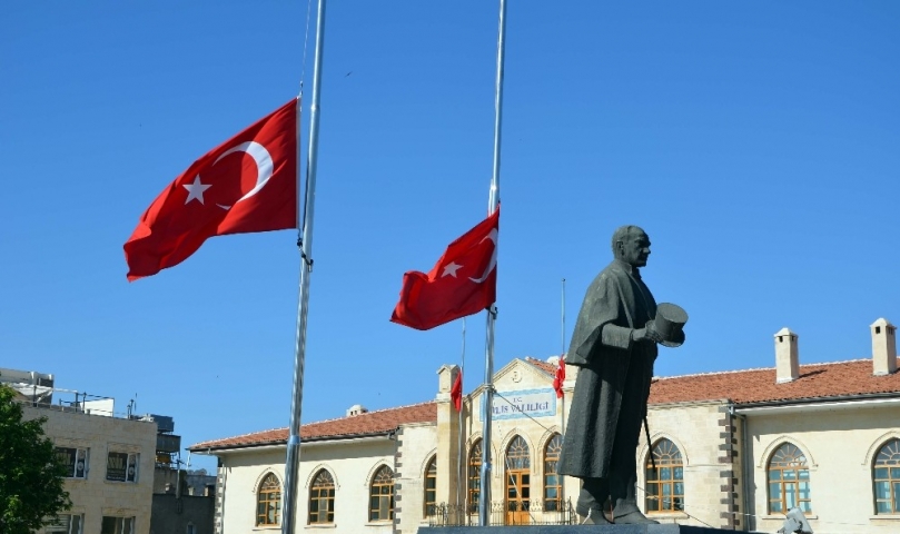 Suriye sınırındaki Kilis’te bayraklar yarıya indirildi