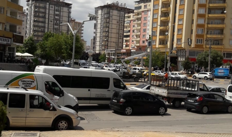 İYİ Parti’nin miting ilanları belediye tarafından indirildi