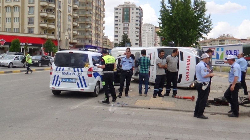 Hasta taşıyan ambulans kaza yaptı: 4 yaralı