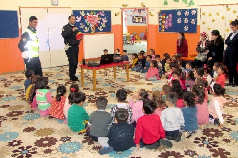 Anaokulu öğrencilerine trafik semineri