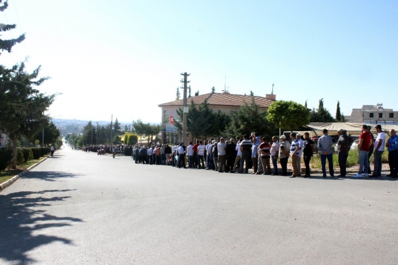 Binlerce Kişi 6 Aylık İş İçin Geceden Sıraya Girdi