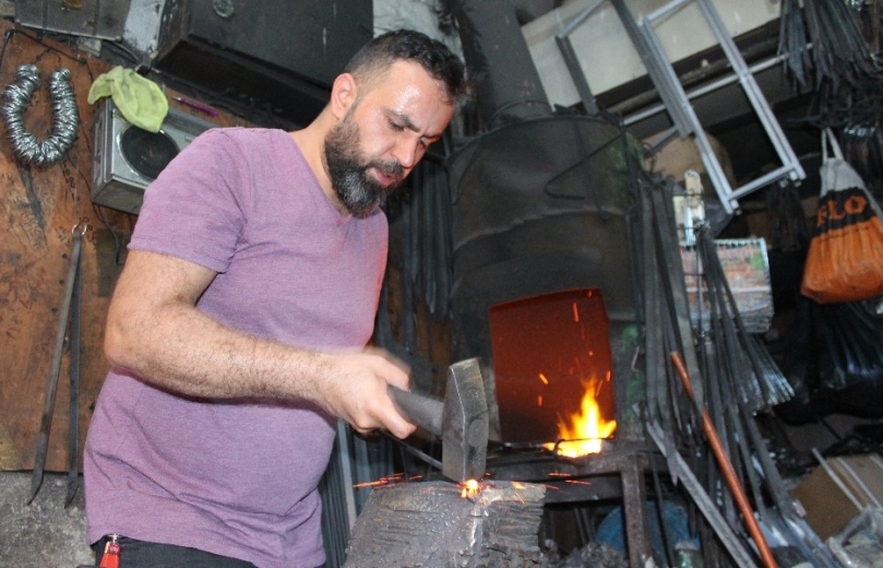 Altmış derece sıcakta kebap şişi üretiyor