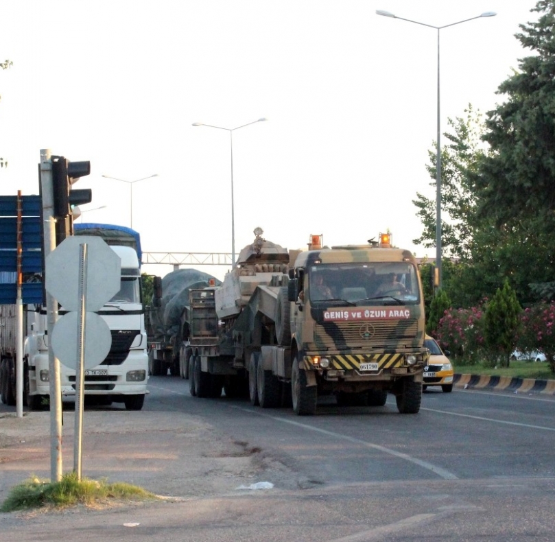 Münbiç ile Tel Rıfat sınırına sevkıyat sürüyor