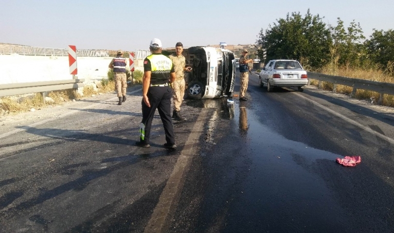 Gaziantep’te işçi servisi yan yattı: 17 yaralı