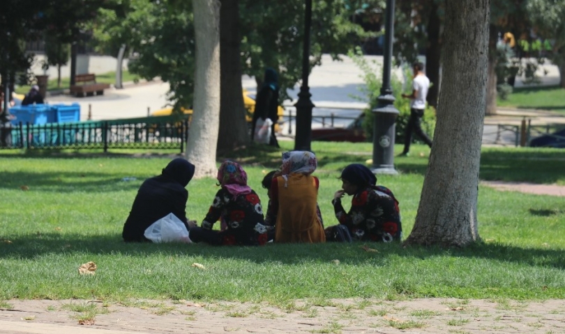 Aşırı sıcaklardan etkilenen vatandaşlar parklara sığındı