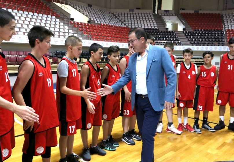 Gaziantep Basketbol Kulübü Başkanı Köken sporcularla bir araya geldi