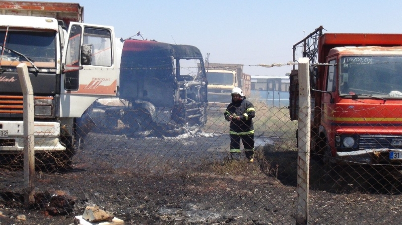 Yediemin otoparkındaki yangın 1 saatte kontrol altına alındı