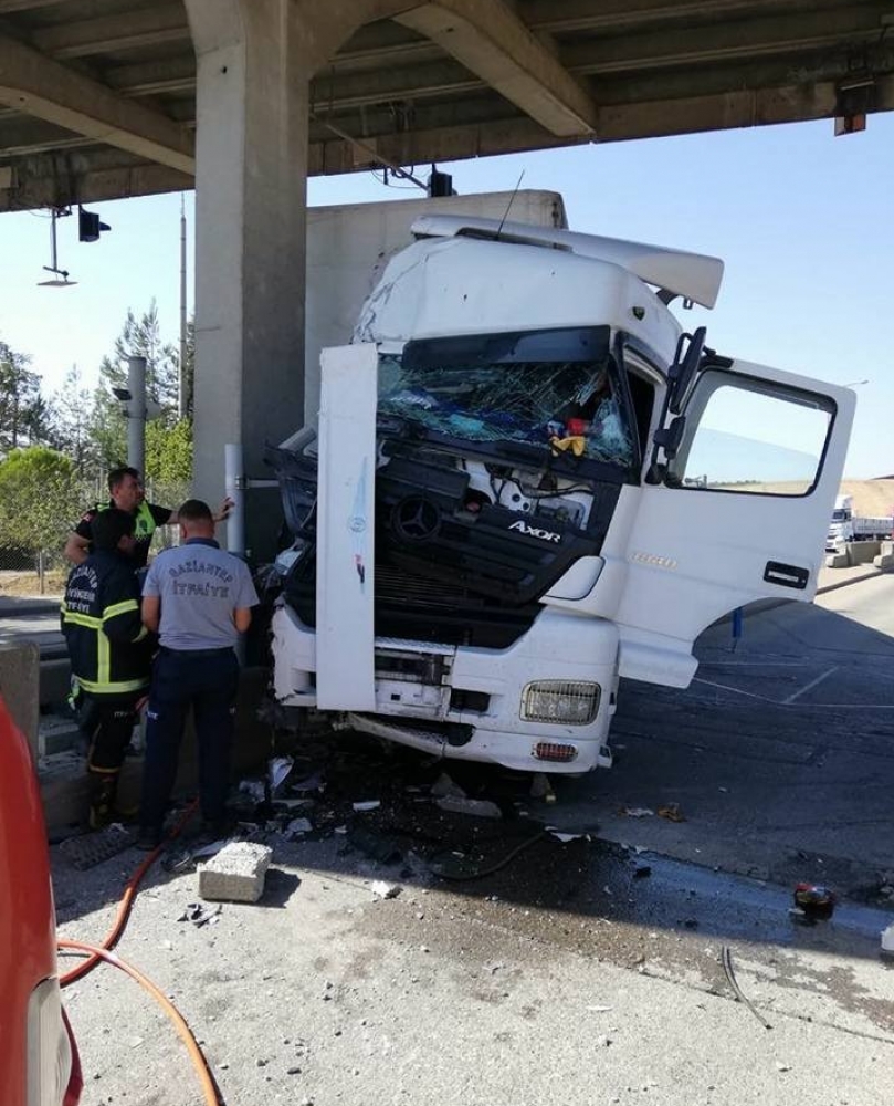 Tır beton direğe çaptı: 1 yaralı