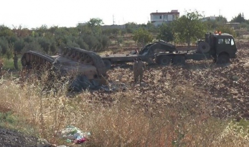 Tank taşıyan tır tarlaya uçtu: 3 yaralı