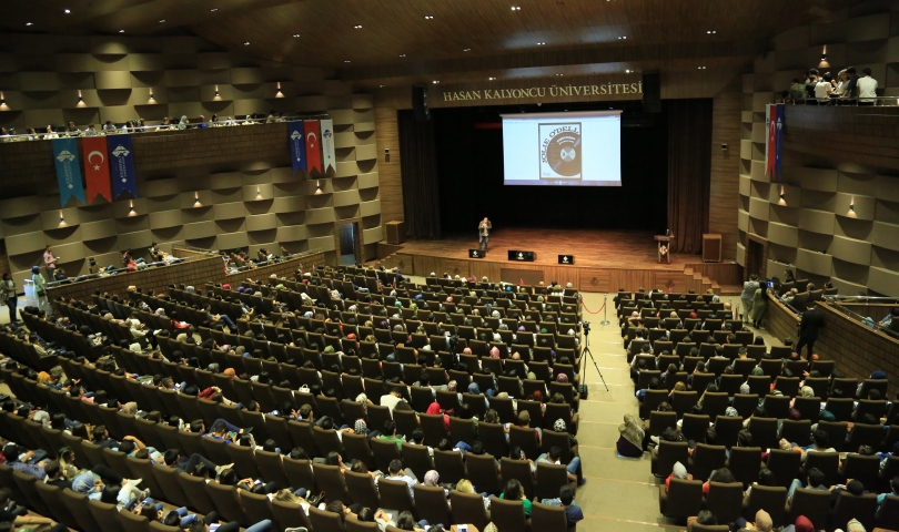 Akbaba ve Gültekin’den yeni öğrencilere önemli seminer