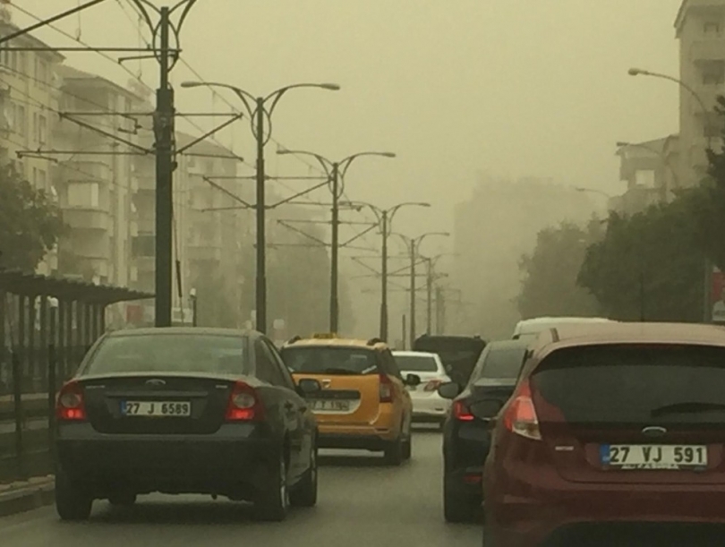 Gaziantep’te toz nedeniyle göz gözü görmüyor