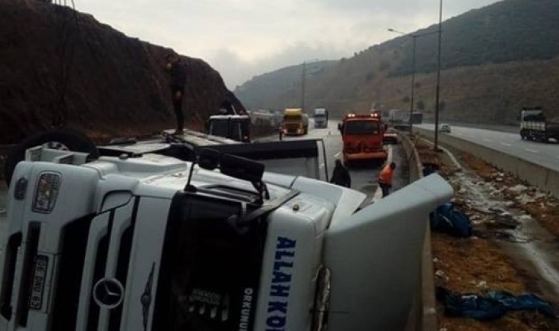 Otobanda Tır Yattı