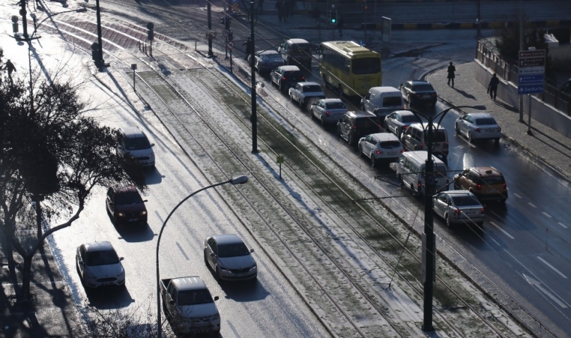 Güne Karla Uyanan Gaziantep’te Yollar Buz Pistine Döndü