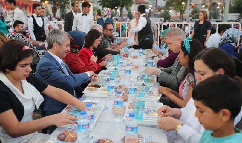 Vali Gül,  vatandaşlarla Şıh Meydanı’nda gönül sofrasında buluştu