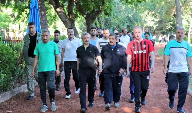 Vali Gül ve Başkan Tahmazoğlu vatandaşlarla sağlıklı yaşam için yürüdü