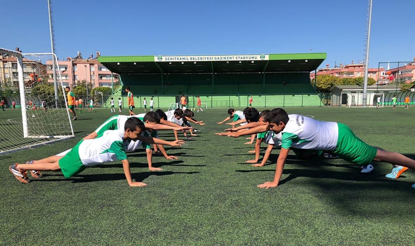 Yeşil sahada mutlu çocuklar