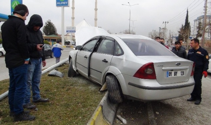 Önce Kaldırıma Sonra Elektrik Direğine Çarptı