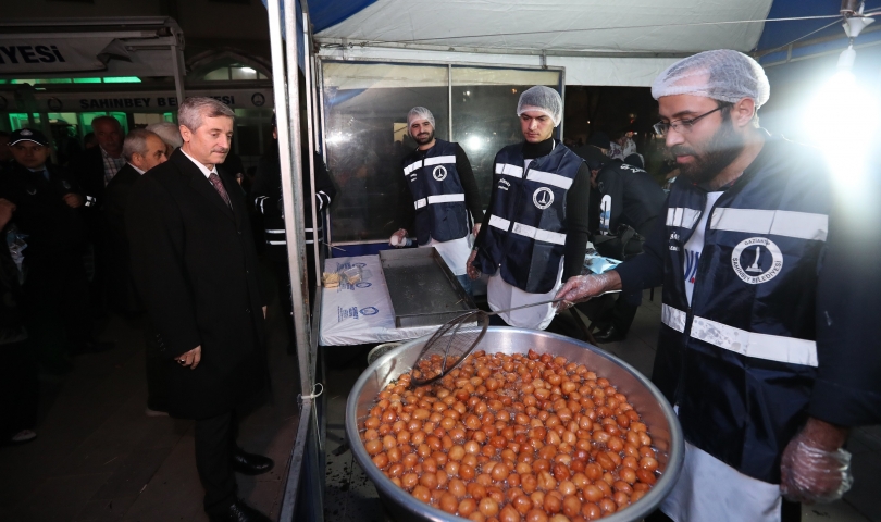 Başkan Tahmazoğlu,Regaib Kandil’inde vatandaşlarla bir araya geldi