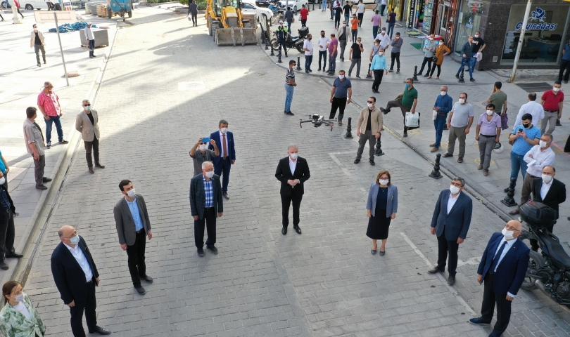 Sosyal mesafe ve maske uyarı droneları Gaziantep caddelerinde