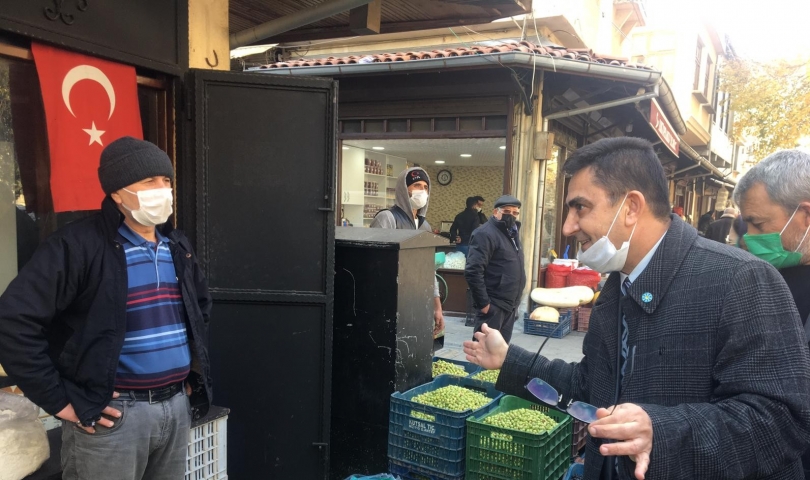 Av.Oğuz Hocaoğlu Kurtuluş Günü anısına bayrak dağıttı