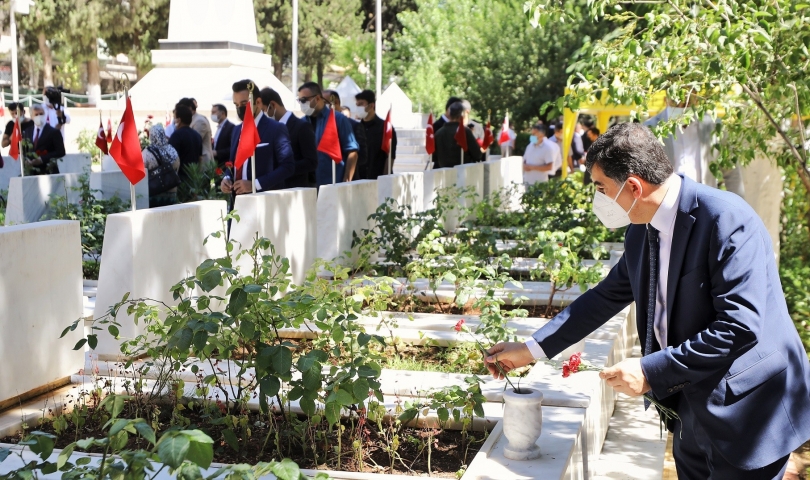 Başkan Fadıloğlu, şehitleri mezarı başında andı