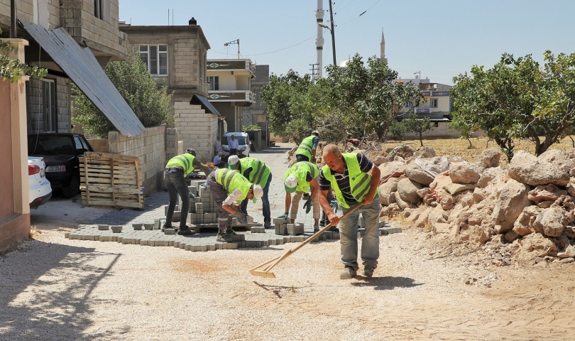 Şehitkamil’den Karacaburç ve Koçlu Mahallesine kilitli parke taşı