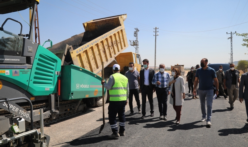 Başkan Şahin, kırsal mahallelerde yenilenen yol çalışmalarını inceledi