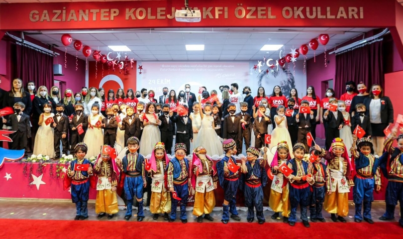 Cumhuriyet Coşkusu Gaziantep Kolej Vakfı'nda sürüyor