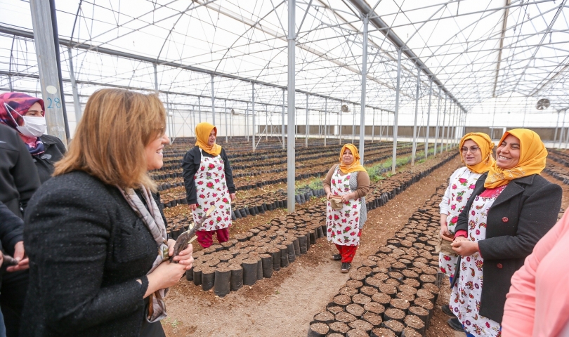 Başkan Şahin, tedavi gören madde bağımlısı gençlerin rehabilite olmasına birlikte fidan dikerek destek oldu