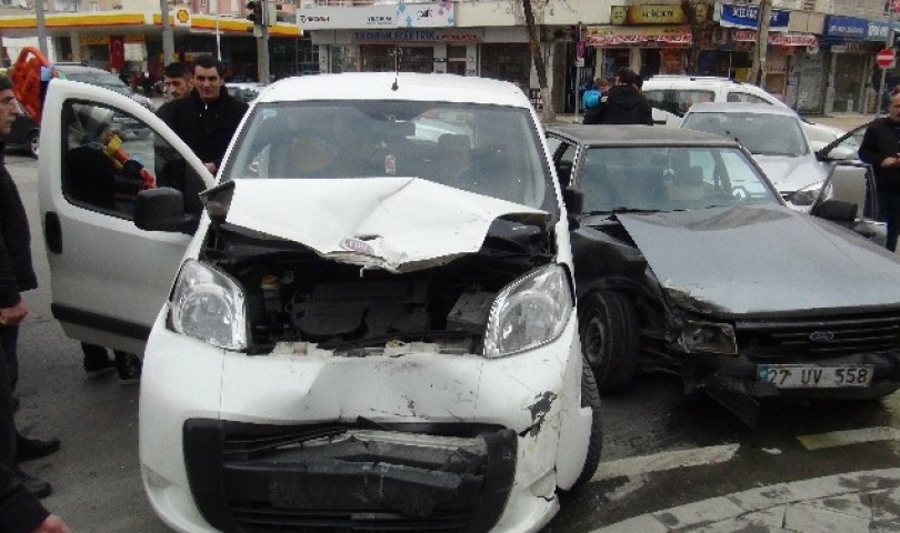 Kavşakta ışık ihlali zincirleme kazaya neden oldu: 3 yaralı