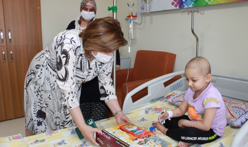 GAÜN Çocuk Hastanesi’nde tedavi gören öğrencilere karne hediyesi