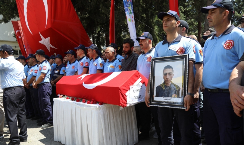 Gazi şehir, görev şehidi olan itfaiye erlerini son yolculuğuna uğurladı