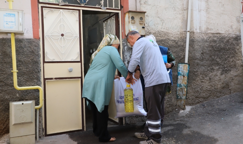 Şehitkamil’den dar gelirli ailelere gıda yardımı