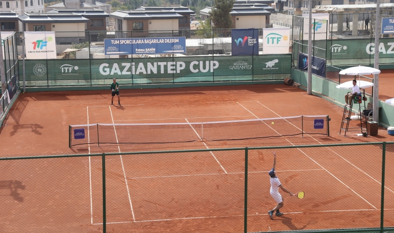 Uluslararası Gaziantep Cup Tenis Turnuvası’nda sporcuların performansı büyük ilgi topluyor