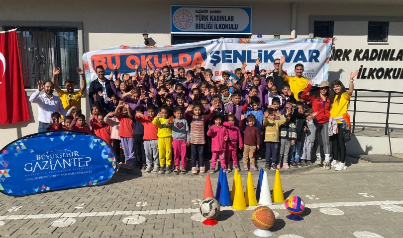 Bu Okulda Şenlik Var ekibi binlerce çocukla buluşmaya devam ediyor