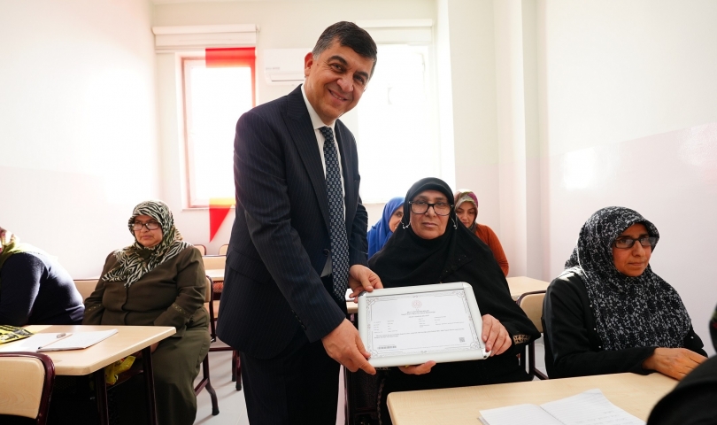 Başkan Fadıloğlu, yetim annelerine sertifikalarını takdim etti