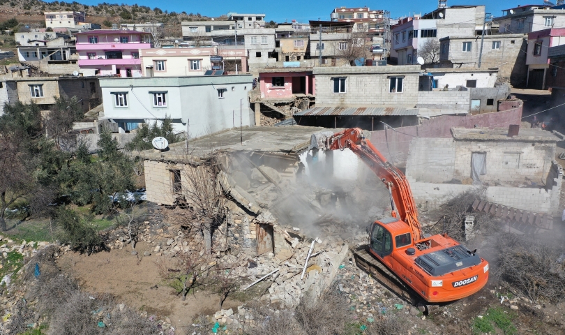 Şehitkamil’deki ağır hasarlı yapıların yıkımına başlandı