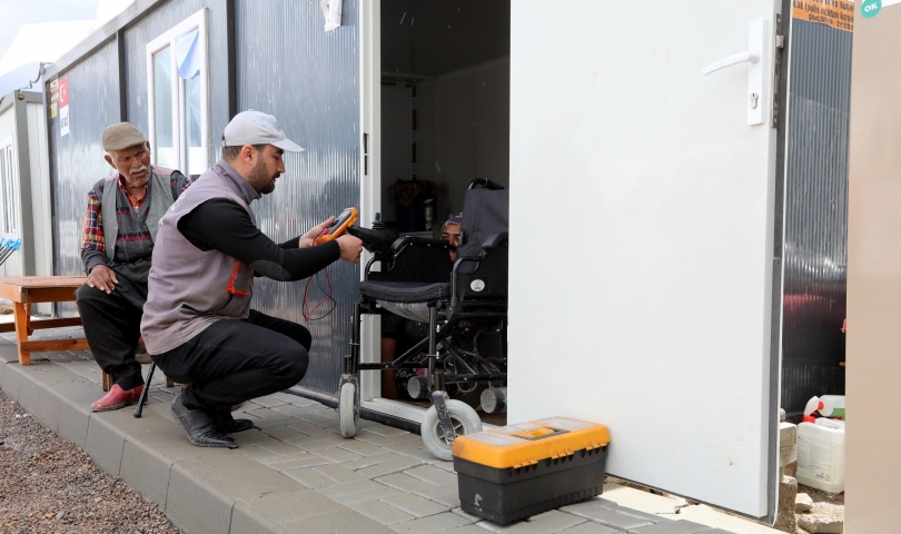 Gaziantep Büyükşehir, depremden etkilenen ilçelerde ihtiyaç sahiplerine medikal malzeme dağıtıyor