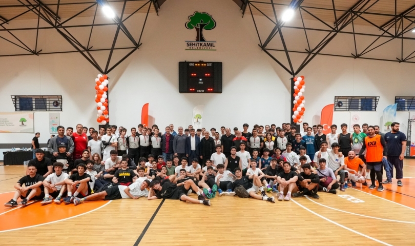Başkan Fadıloğlu; Sporculara eşlik etti, tenis maçı yaptı