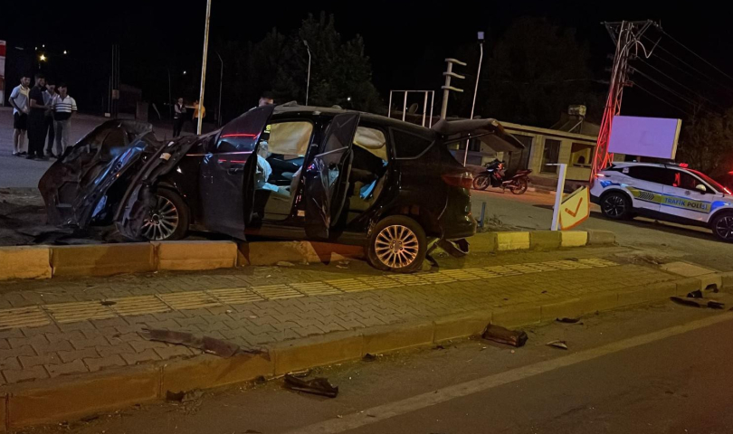 Araç karşı şeride uçtu
