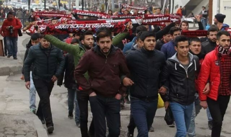 Protestocu taraftarlara polis müdahalesi