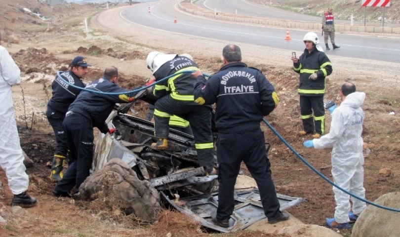 Takla atan otomobilde 3 kişi yanarak can verdi