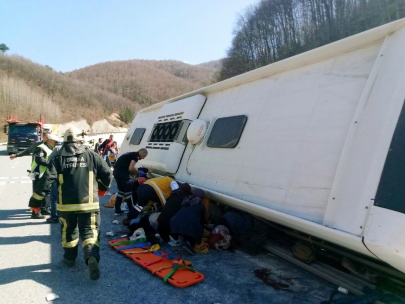 Yolcu otobüsü devrildi, çok sayıda ölü var