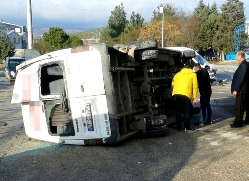 İşçi servis minibüsleri çarpıştı: 1’i ağır 20 yaralı