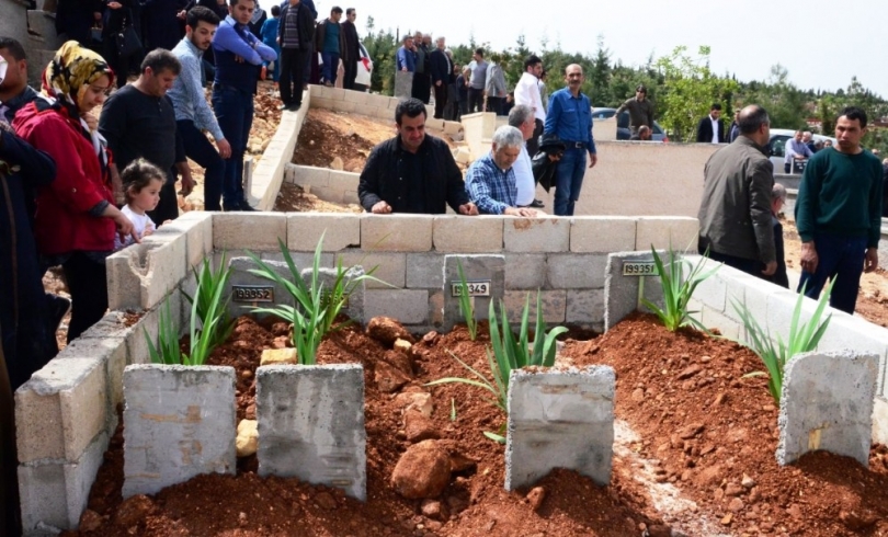 Kazada ölen baba, iki çocuğu ve annesi defnedildi