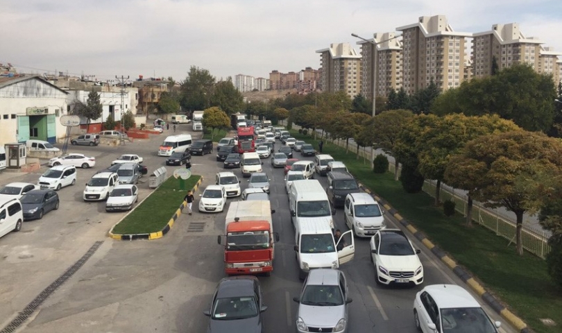 Mezarlık kavşağında trafik felç oldu