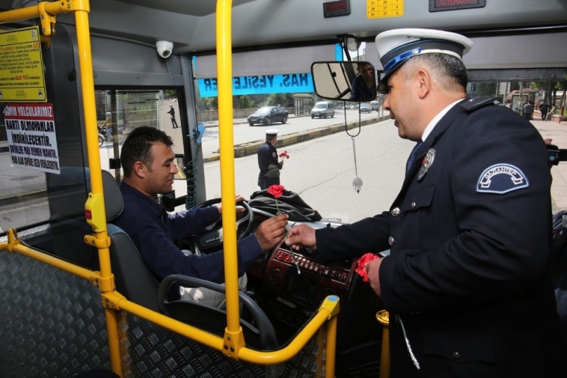 Polis sürücülere karanfil dağıttı